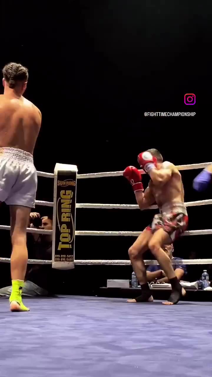 Combattant en position de garde sur le ring FTC pendant le highlight viral
