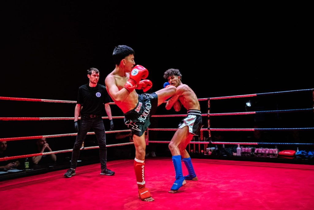 Coup de pied lors d'un combat de kickboxing au FTC 10, Théâtre Saint-Denis, Montréal